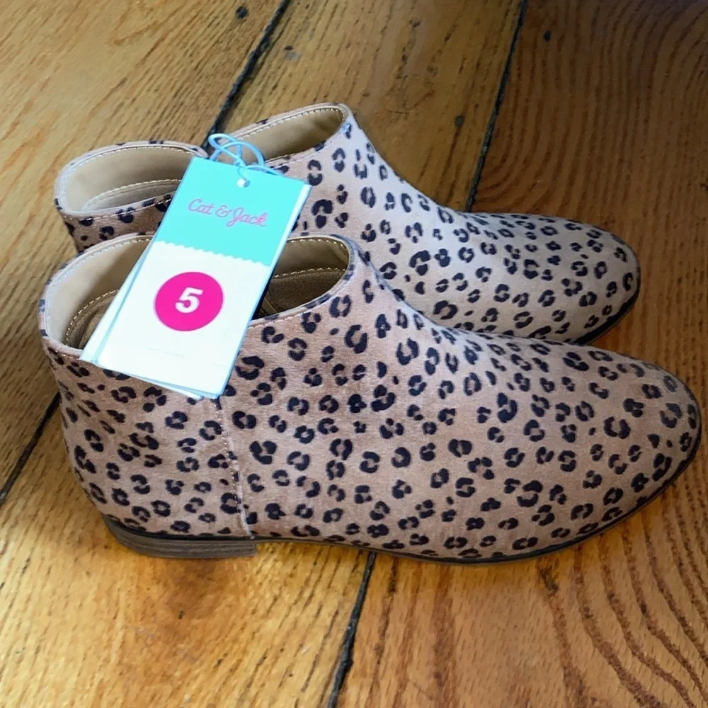 Cat & Jack size 5 leopard boots nwt
